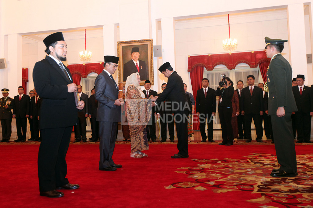 Cucu tokoh Nahdlatul Ulama (NU) almarhum Kiai Haji Raden (KHR) As'ad Syamsul Arifin, KHR. Ahmad Azaim Ibrahimy (kiri), putera almarhum Mayjen TNI (Purn) Andi Mattalatta, Ilham Mattalata (kedua dari kiri) dan Putri almarhum Letkol inf. (Anumerta) Mohammad Sroedji, Puji Rejeki Irawati mengikuti prosesi penganugerahan gelar pahlawan nasional dan pemberian tanda kehormatan oleh Presiden Joko Widodo di Istana Negara, Rabu (9/11/2016).
