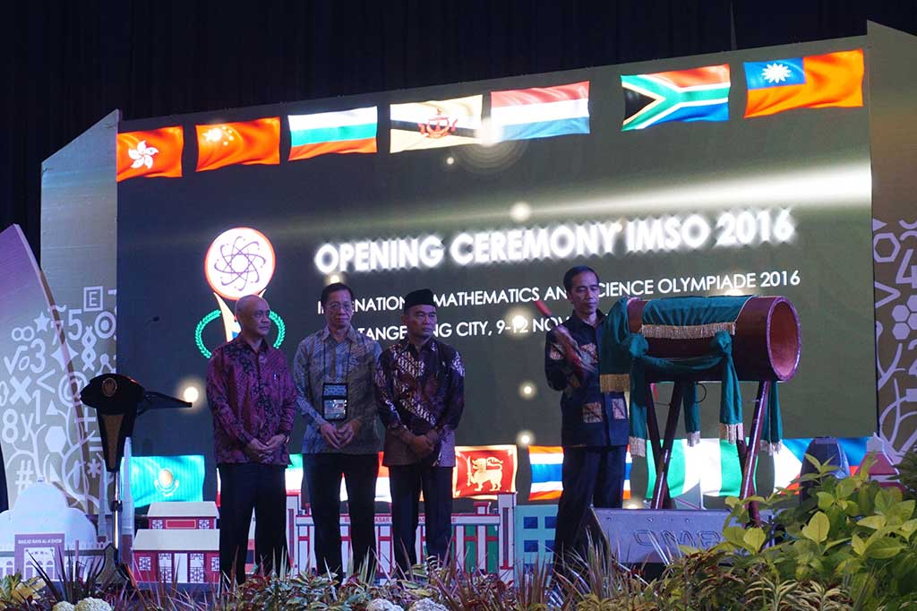 Presiden Joko Widodo memukul bedug pada pembukaan International Mathematics Science Olympiad (IMSO) 2016 di Tangerang, Banten, Rabu malam.