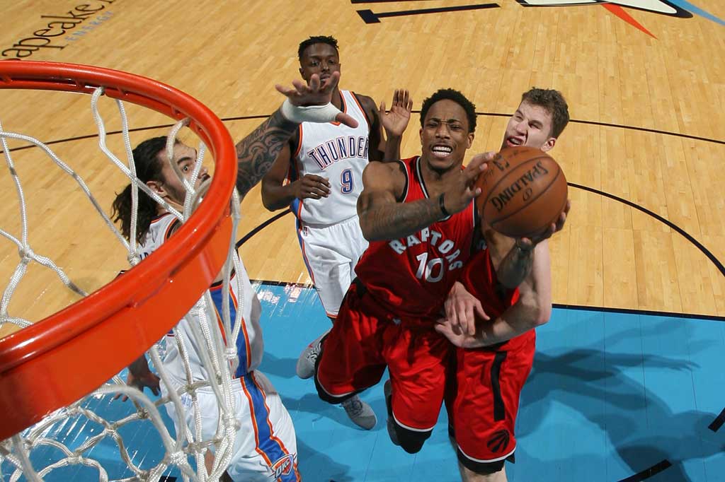 DeMar DeRozan mencoba memasukkan bola ke basket saat melawan Oklahoma City Thunder. DeRozan mencetak poin tertinggi untuk Raptors yaitu 37 poin.
