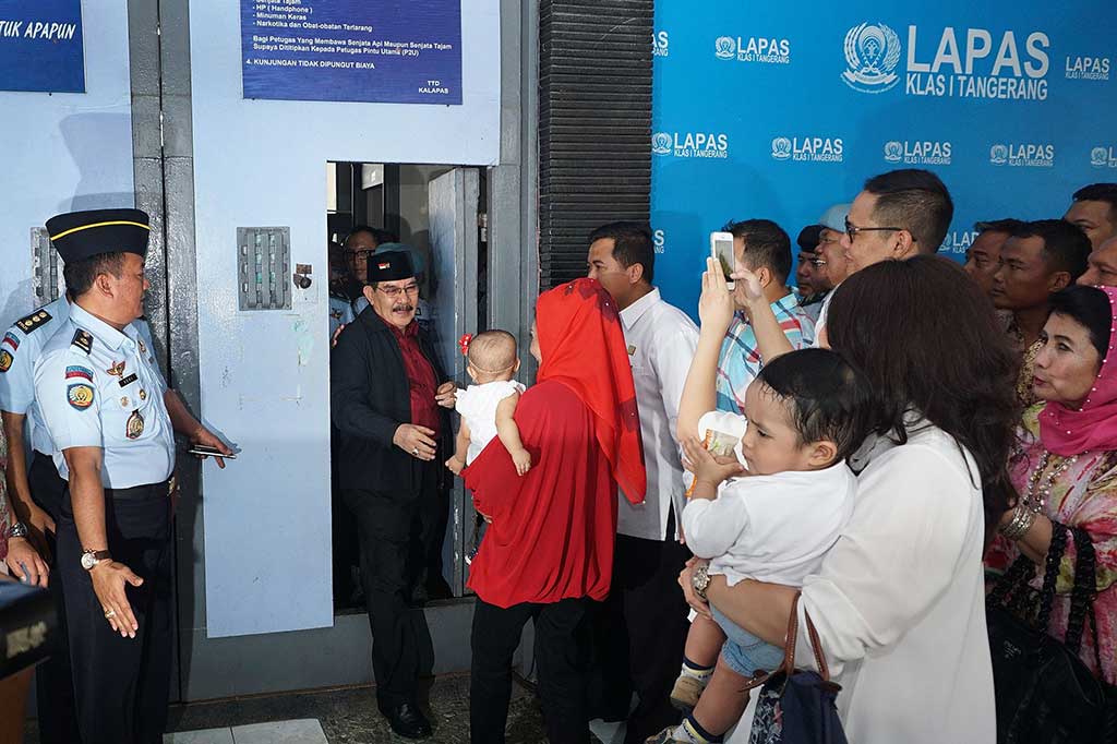 Mantan Ketua KPK Antasari Azhar keluar dari LP Kelas I Tangerang disambut oleh istri, anak dan cucunya, Tangerang, Banten, Kamis.