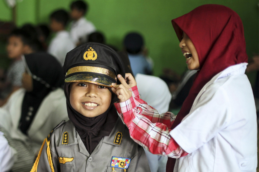 Sejumlah siswa SD memakai kostum saat mengikuti kegiatan pendidikan mengenal profesi di Solo, Jawa Tengah, Kamis (10/11/2016)