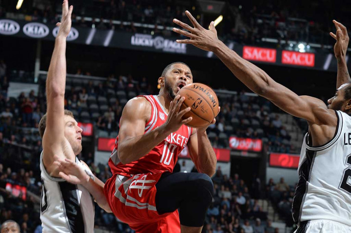 Ryan Anderson menambah 20 poin untuk Rockets, sementara Eric Gordon mencetak 15 poin dan pemain cadangan Sam Dekker mengemas 12 poin.