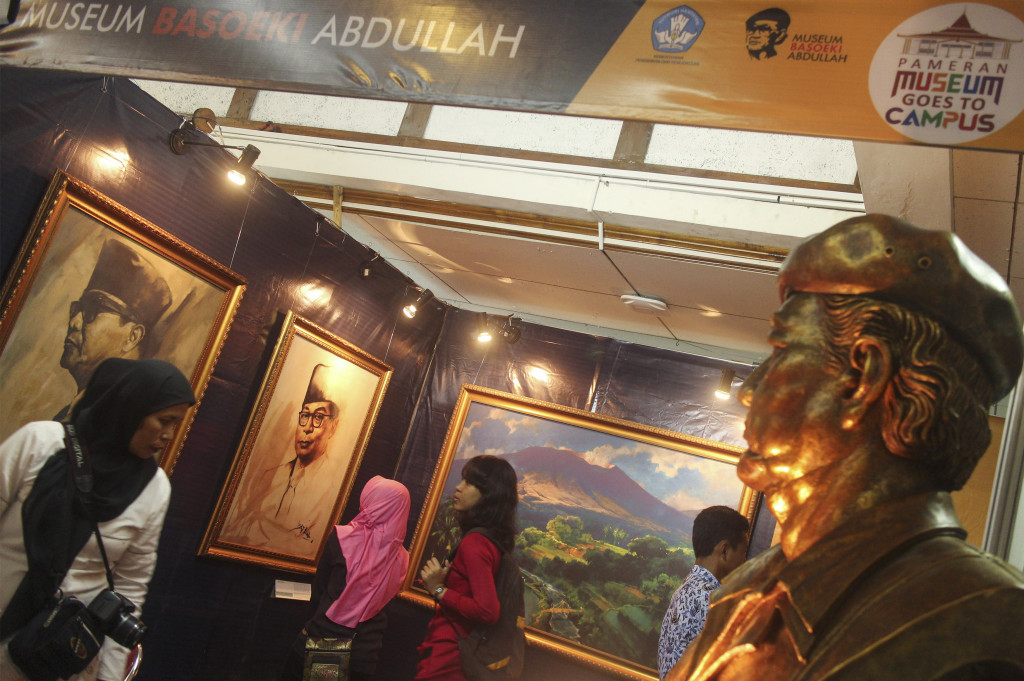 Pengunjung mengamati koleksi Museum Basoeki Abdulah yang dipamerkan dalam Pameran Museum Goes To Campus di Universitas Sebelas Maret, Solo, Jawa Tengah, Kamis (10/11/2016)