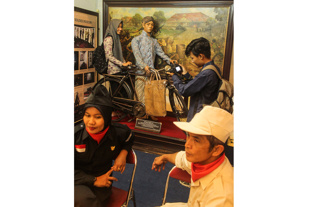 Pengunjung berfoto-foto di depan koleksi Museum Monumen Jogja Kembali yang dipamerkan dalam Pameran Museum Goes To Campus di Universitas Sebelas Maret, Solo, Jawa Tengah, Kamis (10/11/2016)