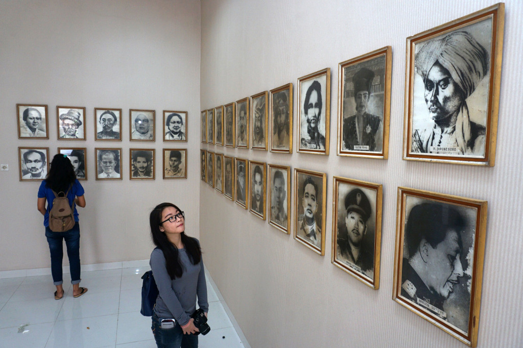 Pengunjung melihat foto pahlawan di museum Juang Taruna, Tangerang, Banten, Kamis (10/11/2016)