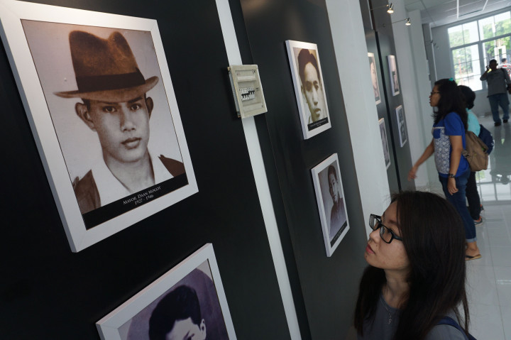 Pengunjung melihat foto pahlawan di museum Juang Taruna, Tangerang, Banten, Kamis (10/11/2016)