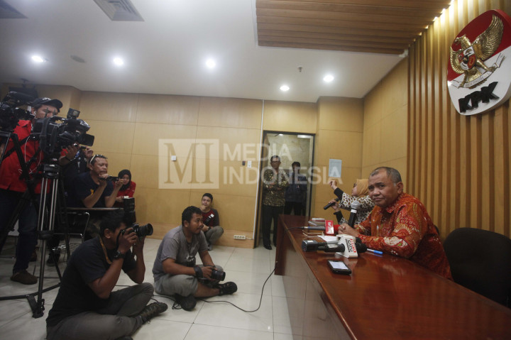 Ketua KPK Agus Rahardjo (kanan) didampingi staf Biro Humas KPK Ipi Maryati Kuding memberikan pernyataan pers di Gedung KPK, Jakarta, Kamis (10/11/2016).