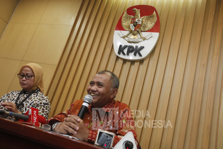 Ketua KPK Agus Rahardjo (kanan) didampingi staf Biro Humas KPK Ipi Maryati Kuding memberikan pernyataan pers di Gedung KPK, Jakarta, Kamis (10/11/2016). 