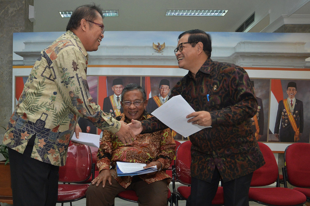 Menko Perekonomian Darmin Nasution (tengah) berdiskusi dengan Menkominfo Rudiantara (kiri) serta Seskab Pramono Anung sebelum memaparkan paket kebijakan ekonomi ke-14, Jakarta, Kamis (10/11/2016)