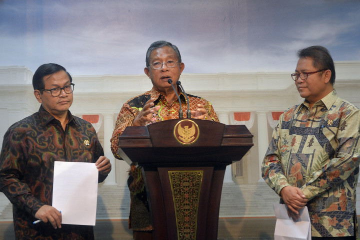 Menko Perekonomian Darmin Nasution (tengah) bersama Menkominfo Rudiantara (kanan) serta Seskab Pramono Anung memaparkan paket kebijakan ekonomi ke-14, Jakarta, Kamis (10/11/2016)