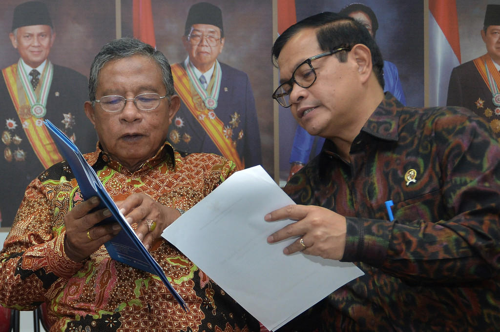 Menko Perekonomian Darmin Nasution (kiri) berdiskusi dengan Seskab Pramono Anung usai memaparkan paket kebijakan ekonomi ke-14, Jakarta, Kamis (10/11/2016)