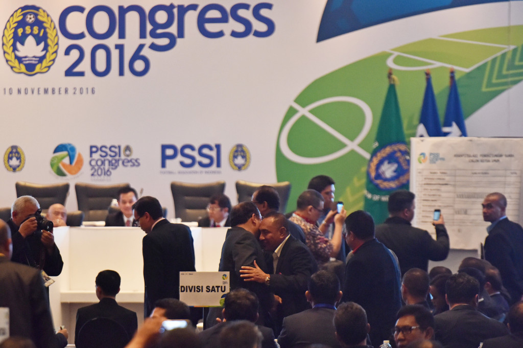 Ketua Umum PSSI terpilih Edy Rahmayadi (tengah) mendapat ucapan selamat usai perhitungan suara pemilihan ketua umum pada Kongres PSSI di Jakarta, Kamis (10/11/2016)