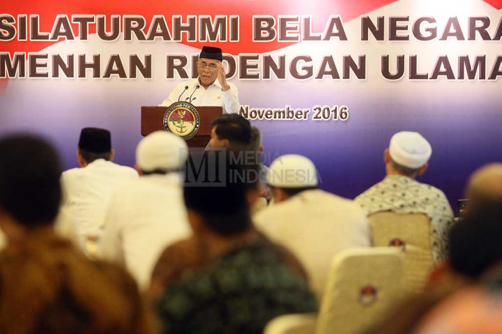 Menteri Pertahanan Ryamizard Ryacudu menyampaikan pidato saat Silaturahmi Bela Negara, Menhan RI dengan Ulama di Kemenhan, Jakarta, Jumat (11/11/2016).