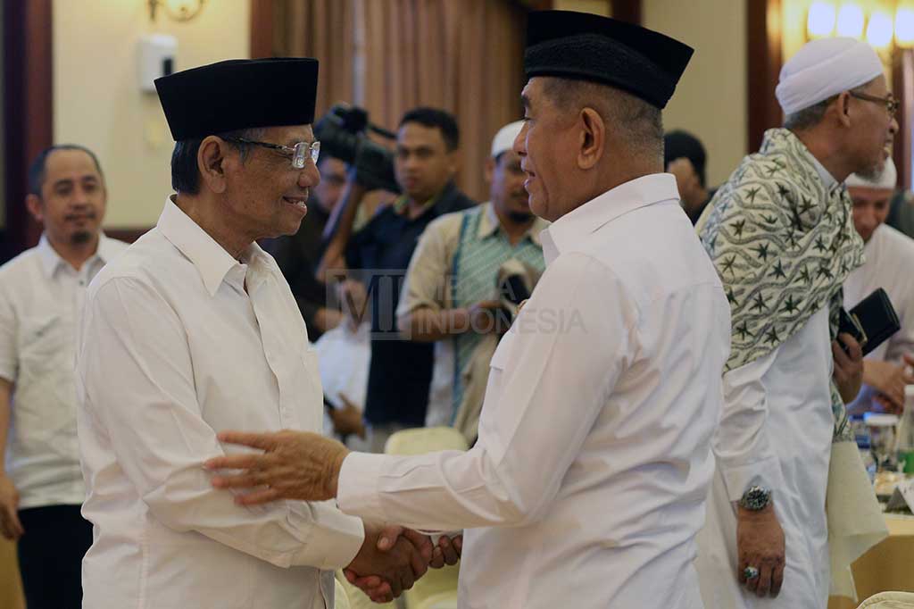 Menhan Ryamizard Ryacudu berjabat tangan dengan Dewan Pertimbangan Presiden KH Hasyim Muzadi saat Silaturahmi Bela Negara.