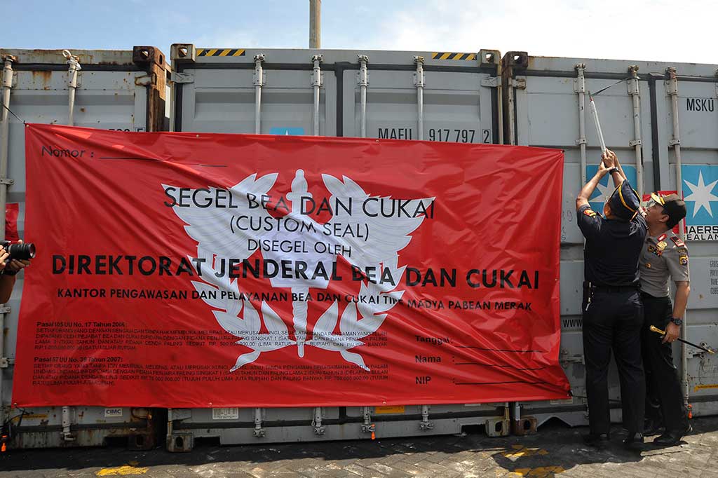 Kepala Kantor Bea Cukai Wilayah Banten Budi Wicaksono (kiri) bersama Kapolda Banten Brigjen Pol Listyo Prabowo (kanan) menyegel tiga kontainer berisi barang-barang selundupan di Pelabuhan Peti Kemas Indah Kiat, Merak, Banten, Jumat (11/11/2016).