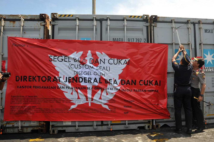 Kepala Kantor Bea Cukai Wilayah Banten Budi Wicaksono (kiri) bersama Kapolda Banten Brigjen Pol Listyo Prabowo (kanan) menyegel tiga kontainer berisi barang-barang selundupan di Pelabuhan Peti Kemas Indah Kiat, Merak, Banten, Jumat (11/11/2016).