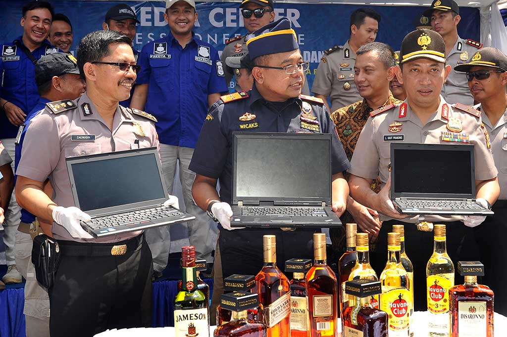 Kepala Kantor Bea Cukai Wilayah Banten Budi Wicaksono (tengah) bersama Kapolda Banten Brigjen Listyo Prabowo (kanan) dan staf memperlihatkan barang-barang selundupan di Pelabuhan Peti Kemas Indah Kiat, Merak, Banten.