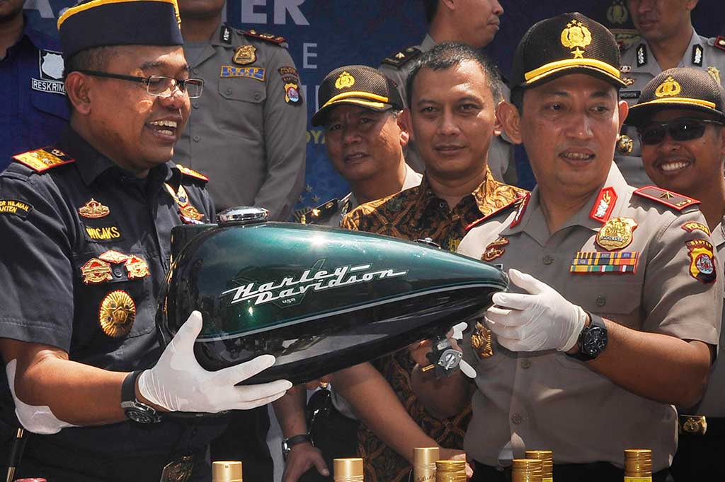 Kepala Kantor Bea Cukai Wilayah Banten Budi Wicaksono bersama Kapolda Banten Brigjen Listyo Prabowomemperlihatkan barang-barang selundupan di Pelabuhan Peti Kemas Indah Kiat, Merak, Banten.