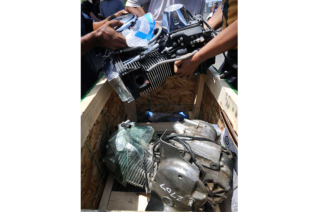 Pegawai Kantor Bea Cukai Wilayah Banten mengangkat mesin motor Harley Davidson (HD) selundupan di Pelabuhan Peti Kemas Indah Kiat, Merak, Banten.