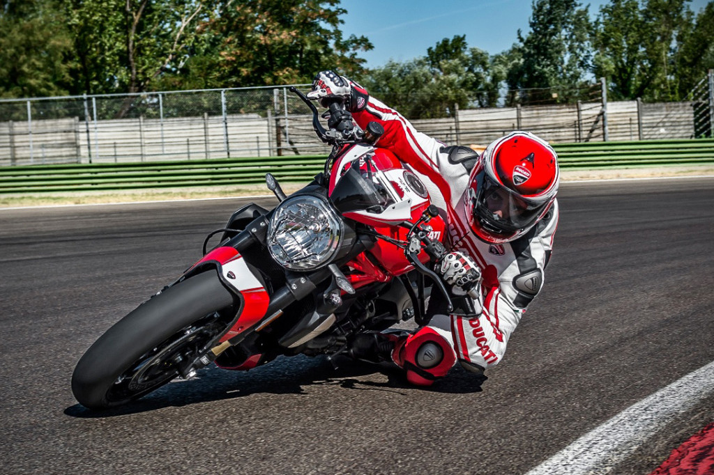 Huruf R dalam Ducati Monster 1200R berasal dari kata racing.