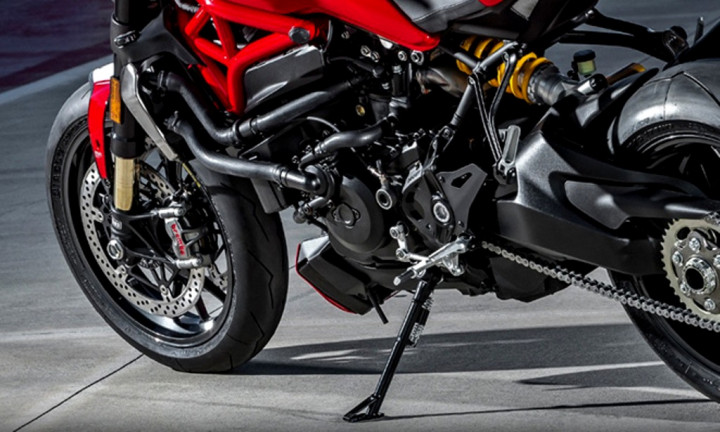 Penghenti laju dipercayakan kepada rem ABS dari Brembo Monobloc 4 piston di depan dan 2 piston di  belakang - baik dengan ABS sebagai fitur standar. Progressive monshock belakang dari Sags dan suspensi depan Kayaba USD 43mm. 