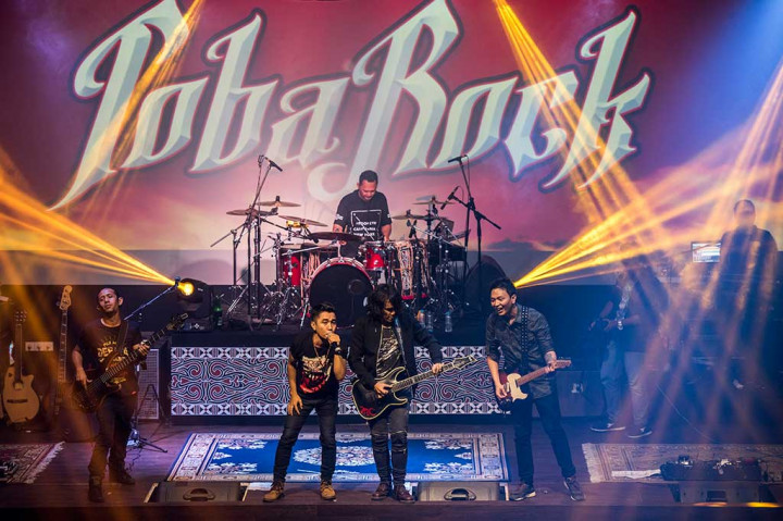 Viky Sianipar Beraksi di Konser Toba Rock