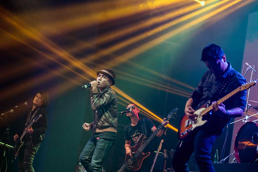 Viky Sianipar Beraksi di Konser Toba Rock