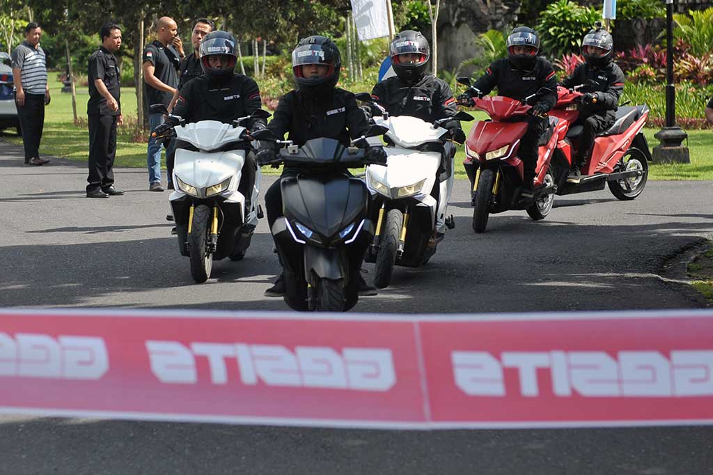 Pengedara motor Gesits memasuki garis finis dalam uji coba sepeda motor listrik tersebut di Denpasar, Bali, Sabtu.