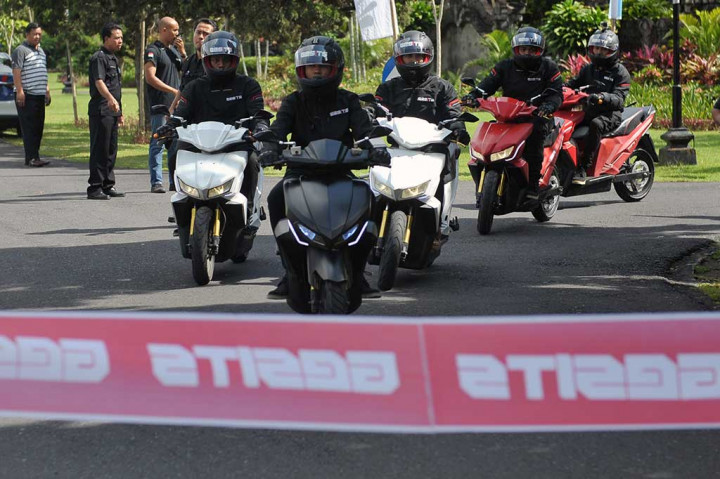 Pengedara motor Gesits memasuki garis finis dalam uji coba sepeda motor listrik tersebut di Denpasar, Bali, Sabtu.