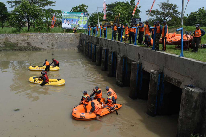 Petugas membersihkan sungai di Kabupaten Madiun, Jawa Timur, Sabtu (12/11/2016).