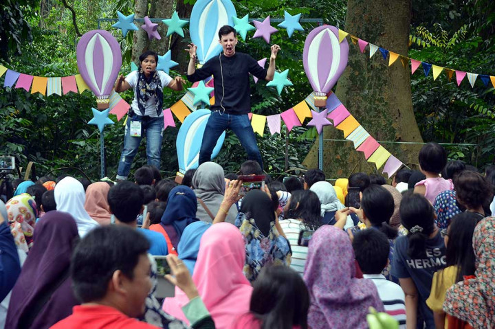 Pendongeng asal Inggris Craig Jenkins menceritakan kisah kepada sejumlah anak di Kebun Raya Bogor.