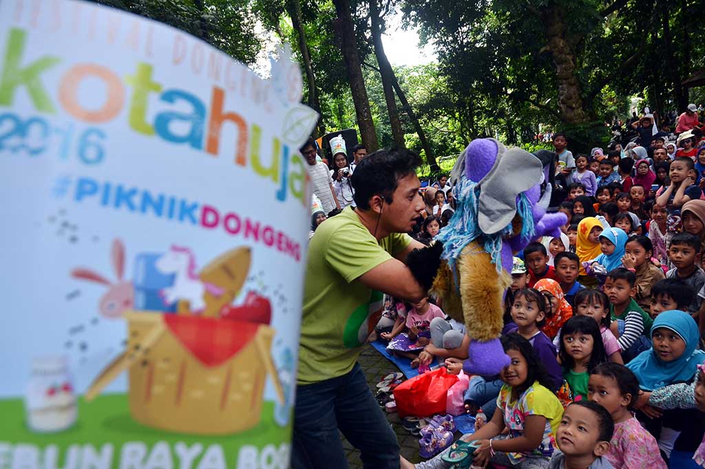 Kelompok pendongeng asal Indonesia Puppertaria menceritakan kisah kepada sejumlah anak di Kebun Raya Bogor, Kota Bogor, Jawa Barat, Sabtu.
