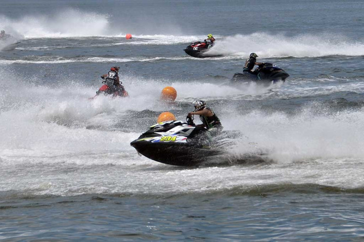 Pembalap jetsky beradu kecepatan dalam ajang Jetski Open Championship Wali Kota Cup 2016 di Pantai Losari, Makassar, Sabtu.
