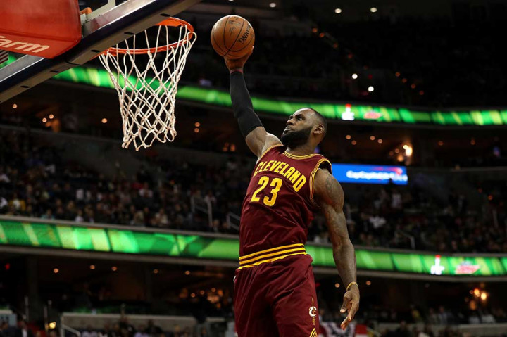 Empat kali peraih MVP yang berusia 31 tahun 317 hari tersebut melewati rekor Kobe Bryant (32 tahun 160 hari) sebagai pemain termuda yang mencetak 27 ribu poin.