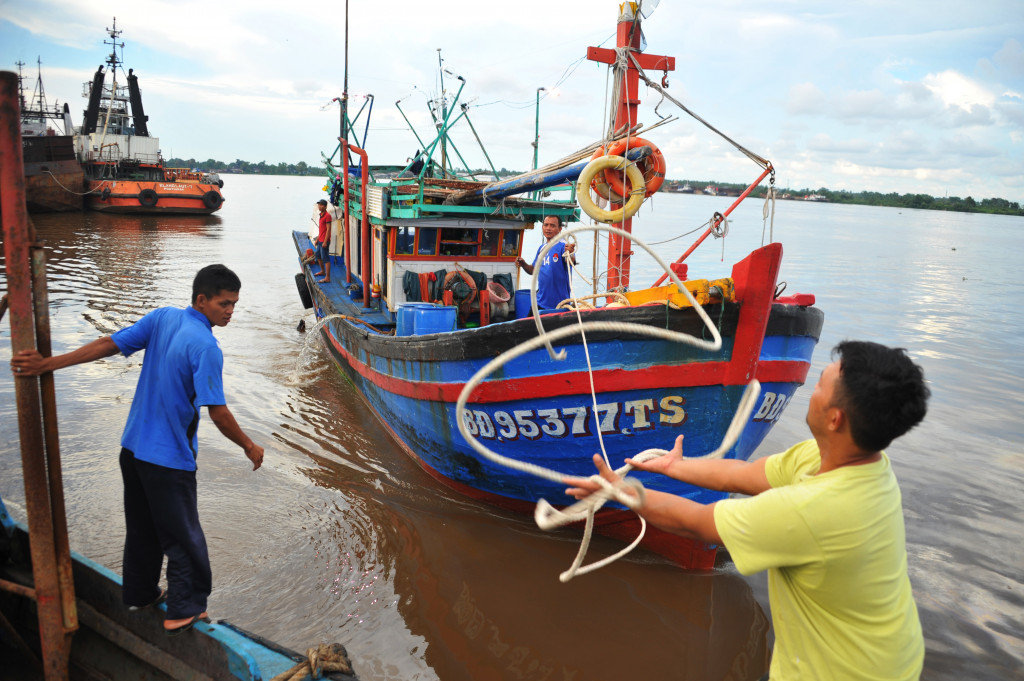 Satu dari delapan kapal nelayan Vietnam yang berhasil ditangkap ditarik ke dermaga Stasiun Pengawasan Sumber Daya Kelautan dan Perikanan (PSDKP) Pontianak, Sungai Rengas, Kabupaten Kubu Raya, Kalbar, Sabtu (12/11/2016)