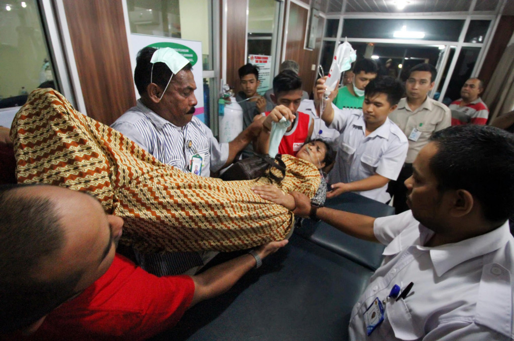 Warga korban kebocoran amoniak PT. Pupuk Iskandar Muda (PIM) menjalani perawat intensif di RS PT. Arun Lhokseumawe, Provinsi Aceh, Sabtu (12/11/2016)
