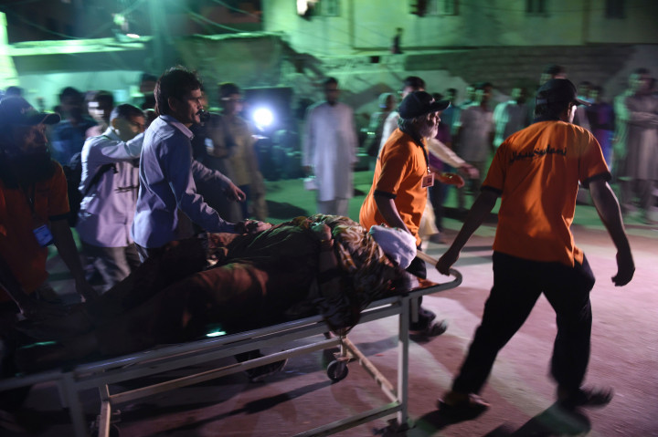Petugas penyelamat Pakistan memberikan pertolongan bagi korban ledakan bom bunuh diri yang terjadi di wilayah Balochistan, sekitar 200 kilometer dari Karachi