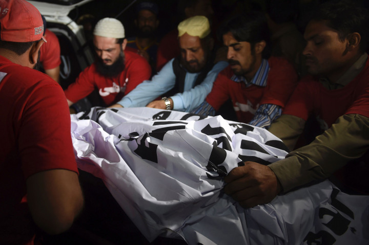 Petugas penyelamat Pakistan mengangkut tubuh korban ke Rumah Sakit di Karachi