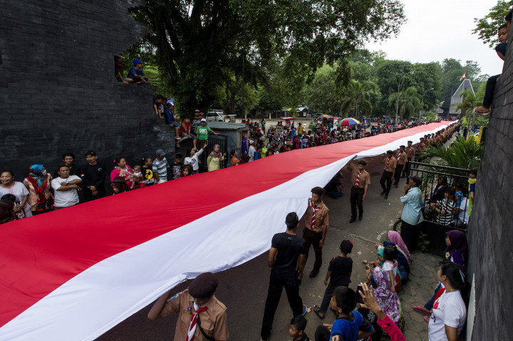 Sejumlah peserta kirab mengarak bendera Merah Putih raksasa saat Kirab 'Getah Getih