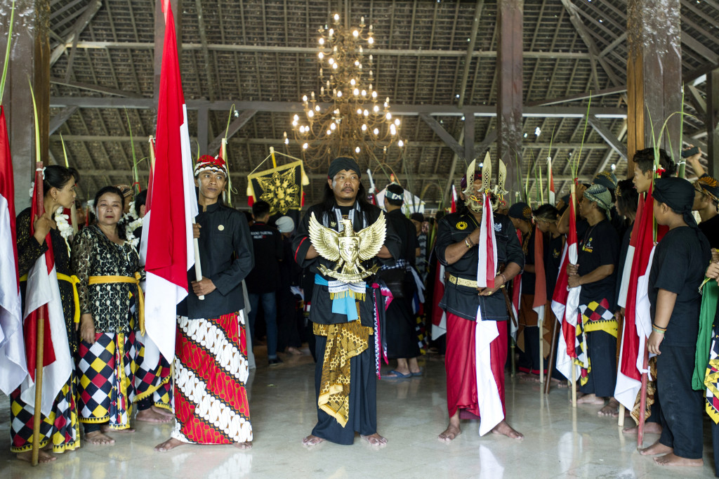 Warga membawa simbol-simbol Kerajaan Majapahit saat Kirab 'Getah Getih' atau Merah Putih dalam rangka memperingati Hari Jadi ke-723 Kerajaan Majapahit di Pendopo Agung Trowulan, Mojokerto, Jawa Timur, Sabtu (12/11/2016)