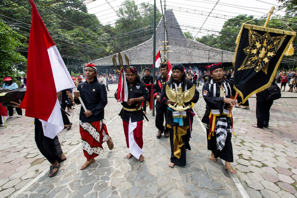 Warga membawa simbol-simbol Kerajaan Majapahit saat Kirab 'Getah Getih' atau Merah Putih dalam rangka memperingati Hari Jadi ke-723 Kerajaan Majapahit di Pendopo Agung Trowulan, Mojokerto, Jawa Timur, Sabtu (12/11/2016)