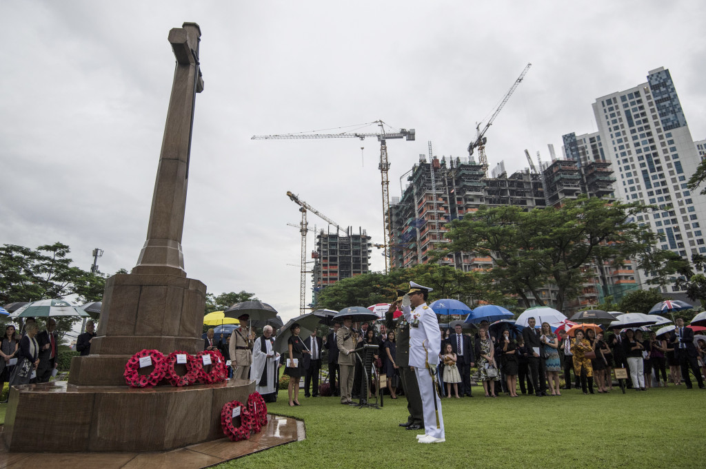 Dua anggota TNI melakukan penghormatan saat mengikuti upacara 'Remembrance Day' di pemakaman Commonwealth War Graves, Menteng Pulo, Jakarta, Minggu (13/11/2016)
