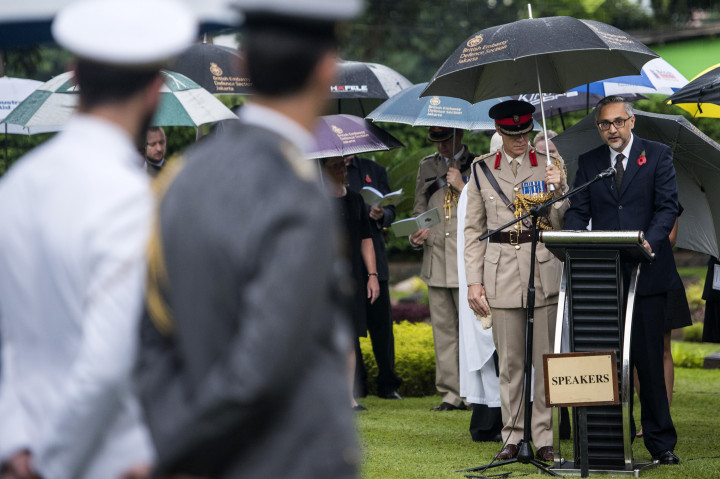 Duta Besar Inggris untuk Indonesia Moazzam Malik (kanan) memberikan sambutan dalam 'Remembrance Day' di pemakaman Commonwealth War Graves, Menteng Pulo, Jakarta, Minggu (13/11/2016).