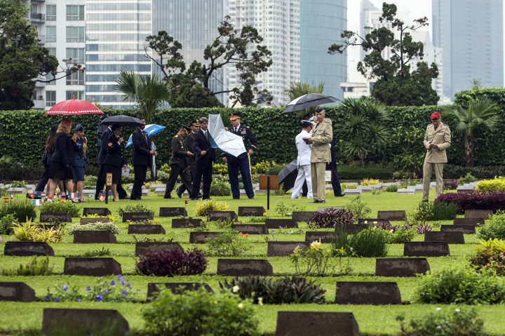 Para keluarga pejuang, utusan kedutaan dan militer mengikuti upacara 'Remembrance Day'di pemakaman Commonwealth War Graves, Menteng Pulo, Jakarta, Minggu (13/11/2016)