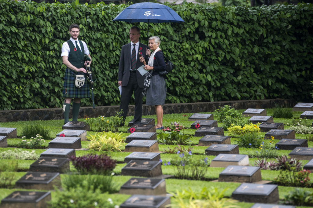 Sejumlah tamu kedutaan melihat batu nisan seusai mengikuti upacara 'Remembrance Day' di pemakaman Commonwealth War Graves, Menteng Pulo, Jakarta, Minggu (13/11/2016)