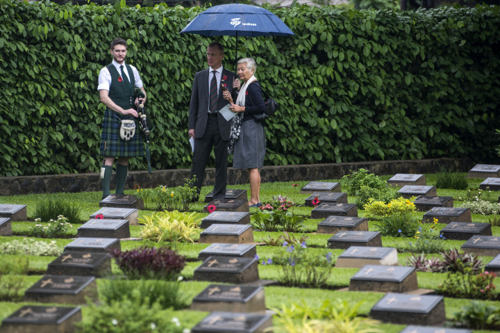 Sejumlah tamu kedutaan melihat batu nisan seusai mengikuti upacara 'Remembrance Day' di pemakaman Commonwealth War Graves, Menteng Pulo, Jakarta, Minggu (13/11/2016)