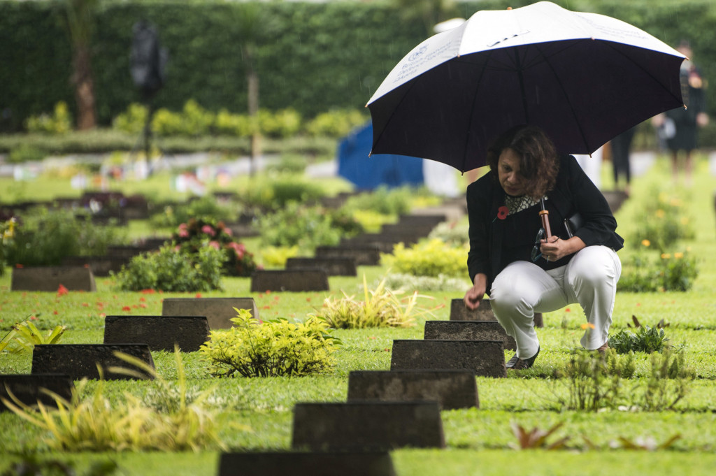 Seorang tamu kedutaan melihat batu nisan seusai mengikuti upacara 'Remembrance Day' di pemakaman Commonwealth War Graves, Menteng Pulo, Jakarta, Minggu (13/11/2016).