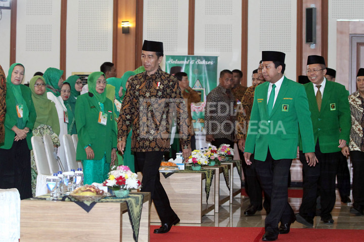 Presiden Jokowi (tengah) berjalan bersama Ketua Umum PPP Rohmamurmuziy (kedua dari kanan) dan Sekjen PPP Arsul Sani (kanan) memasuki ruangan Munas Alim Ulama dan Rapat Pimpinan Nasional (Rapimnas) I PPP di Asrama Haji Pondok Gede, Jakarta, Minggu (13/11/2016)
