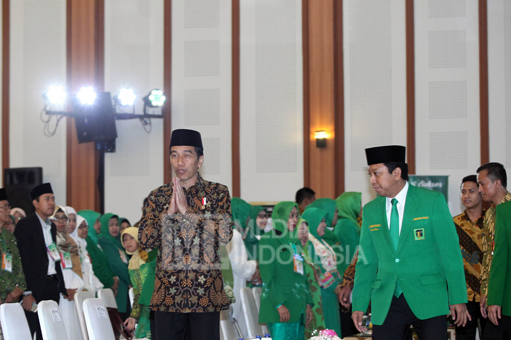 Presiden Jokowi (kiri) memberi salam didampingi Ketua Umum PPP Rohmamurmuziy saat akan membuka Munas Alim Ulama dan Rapimnas I PPP di Asrama Haji Pondok Gede, Jakarta, Minggu (13/11/2016)