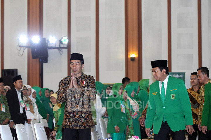 Presiden Jokowi (kiri) memberi salam didampingi Ketua Umum PPP Rohmamurmuziy saat akan membuka Munas Alim Ulama dan Rapimnas I PPP di Asrama Haji Pondok Gede, Jakarta, Minggu (13/11/2016)